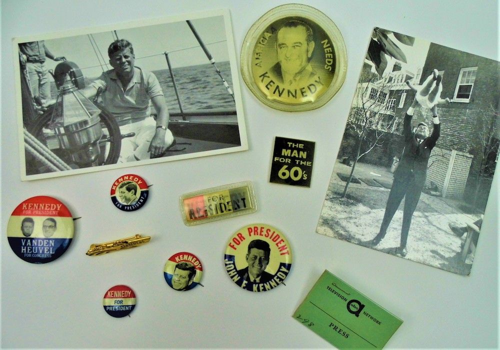 Null 57 - 约翰-F-肯尼迪。1960年的选举活动，老式徽章：一套5个带有他的肖像的金属徽章，3个移动图像徽章，一个金色金属条（船名 "肯尼迪60"）。&hellip;