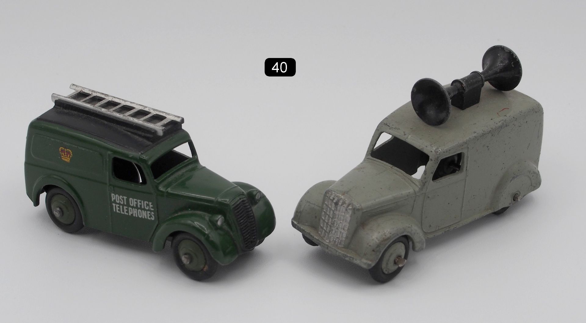 Null DINKY TOYS G.B. - 1/43th (2)

- # 34 C 扩音器车。1948年版，车顶内部没有铆钉加固。灰色，灰色轮辋，黑色扬声器&hellip;