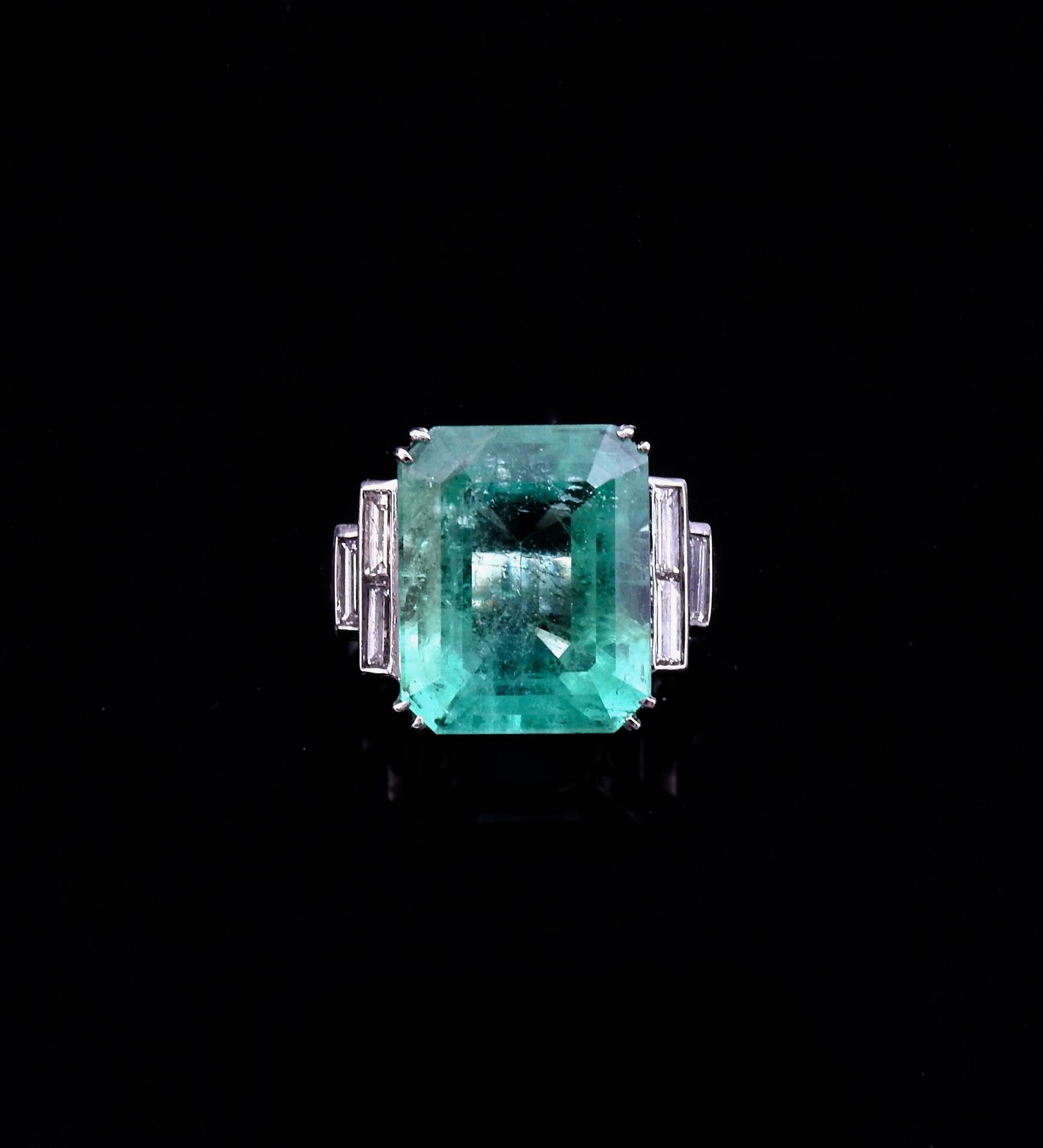 Null 
Ring in white gold, 750 MM, set with an emerald cut emerald weighing 13.78&hellip;