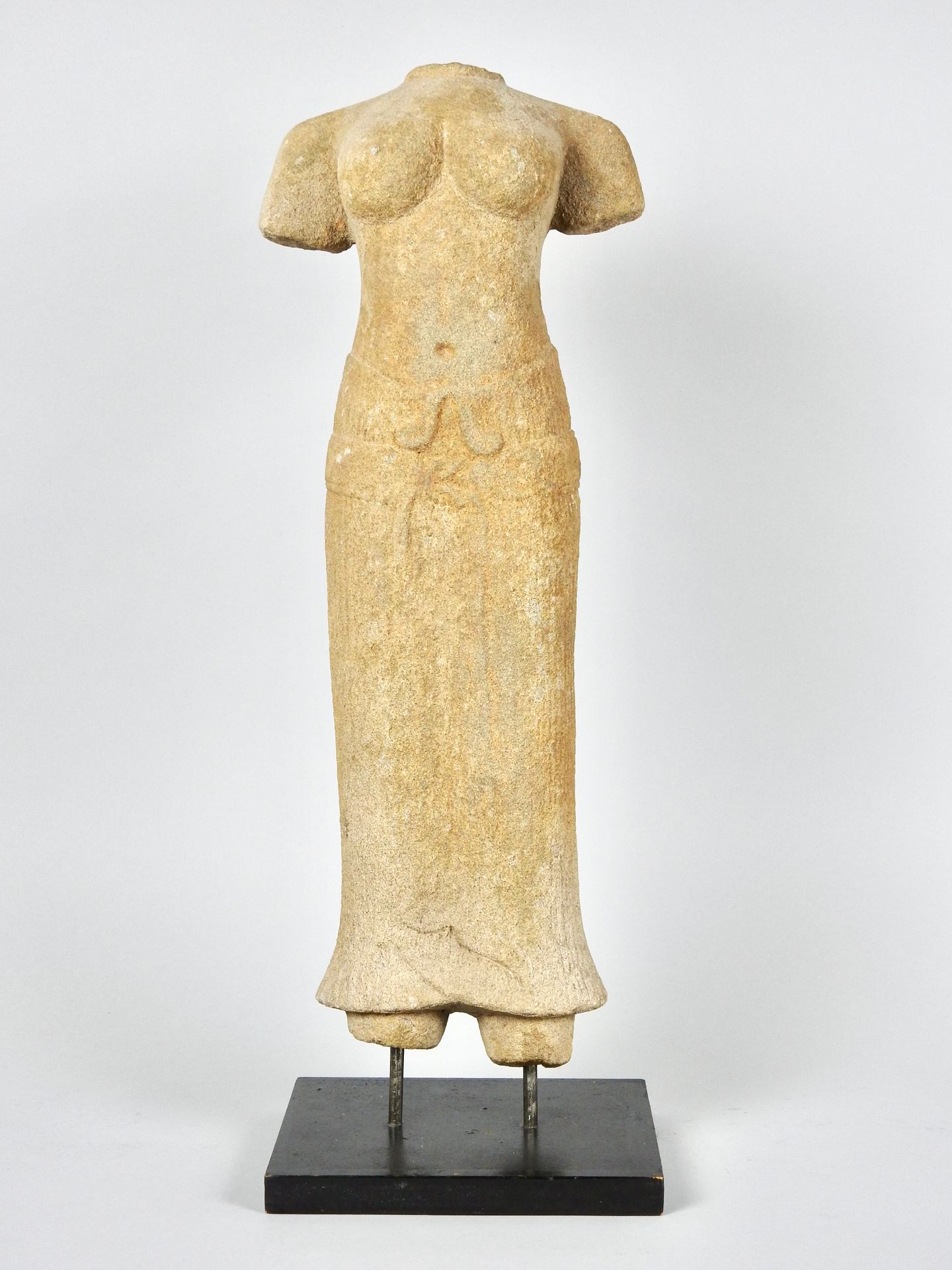 Null 中世纪巴戎传统中的高棉风格 女神的头盖骨身体

雕刻的砂岩

可能是代表乌玛女神。

高47厘米

原样，有明显的缺失部分。