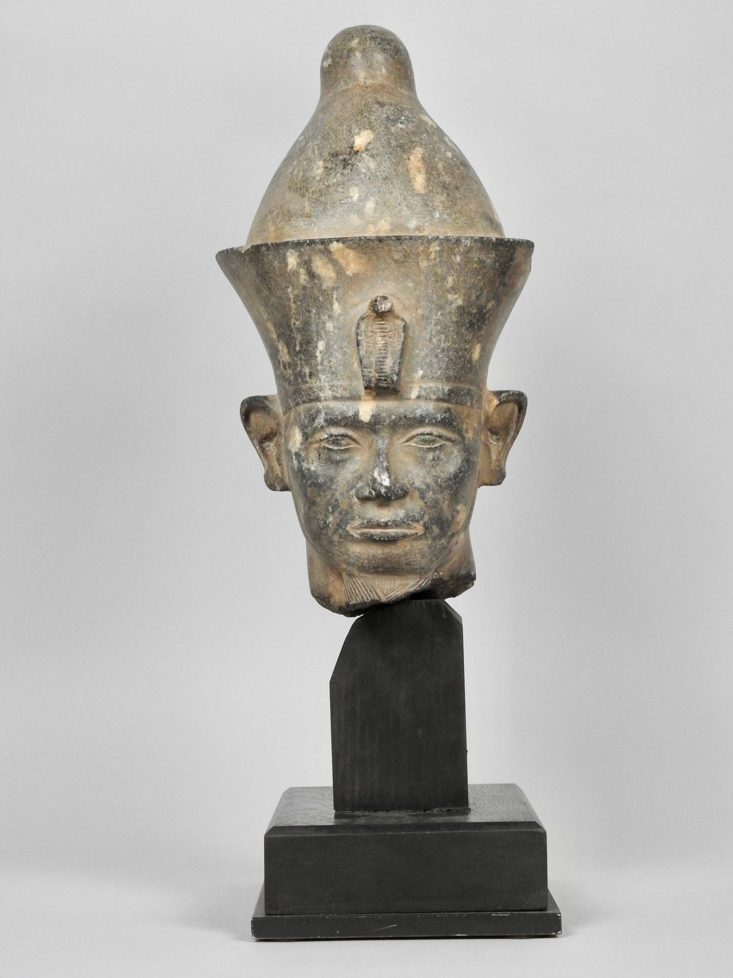 Null 中王国风格的第12王朝法老Sesostris III的头像

有斑点的内源性刻石

高24厘米