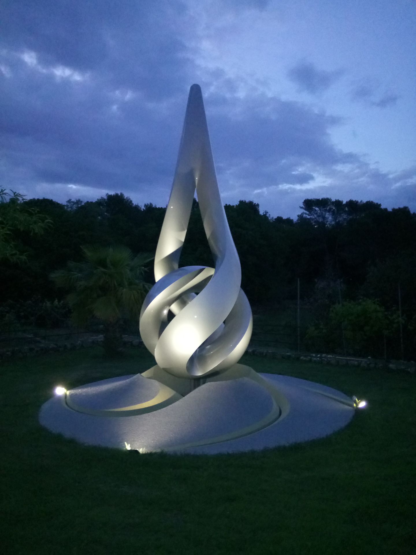 Null Jean-Christophe PUGLIESE，被称为 "纳米"。

"能源

环氧树脂和聚氨酯涂料的雕塑 电动马达

高550，直径210厘米