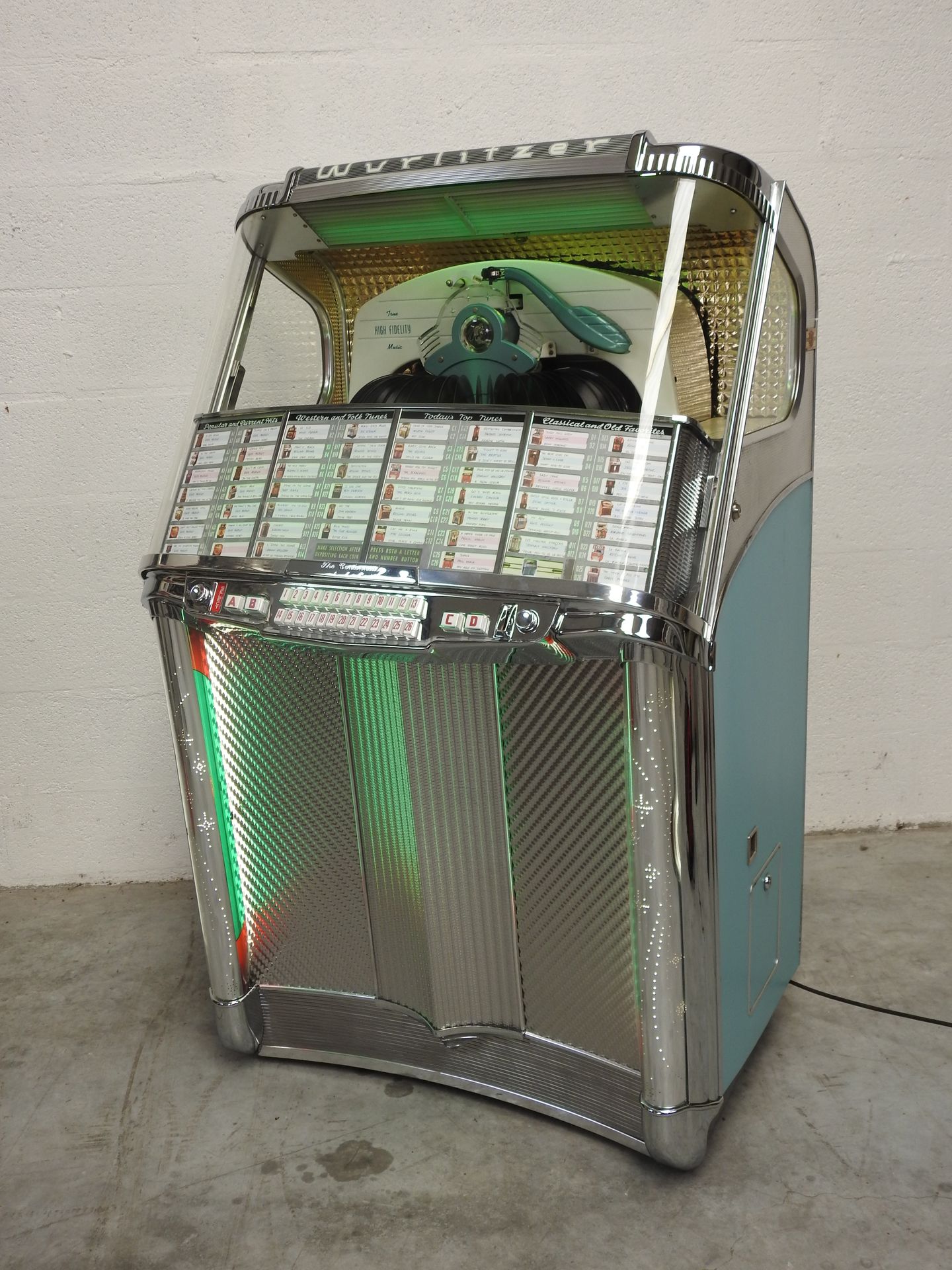 Null JUKEBOX

WURLITZER 1900型被称为 "百年纪念"，美国，1956年

唱片盒45转

木箱，蓝色漆面层压板，镀铬和抛光金属框架，托&hellip;