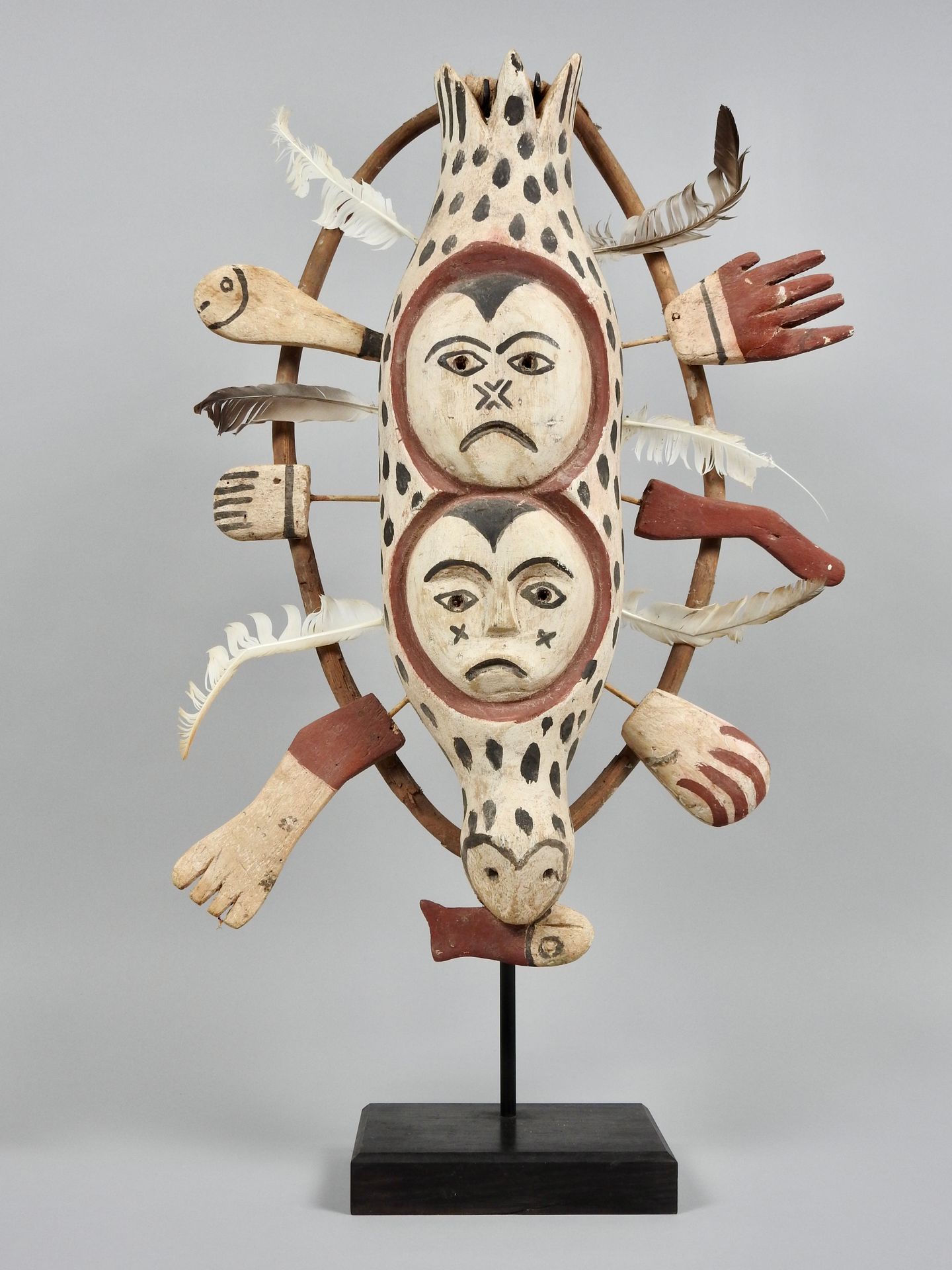 Null 
爱斯基摩风格，美洲因纽特人的精神面具

雕刻的木头和篮子

高48厘米左右。



采用捕梦器的形式，由一只正在吃鱼的海豹组成，其身上画着两张脸，可&hellip;