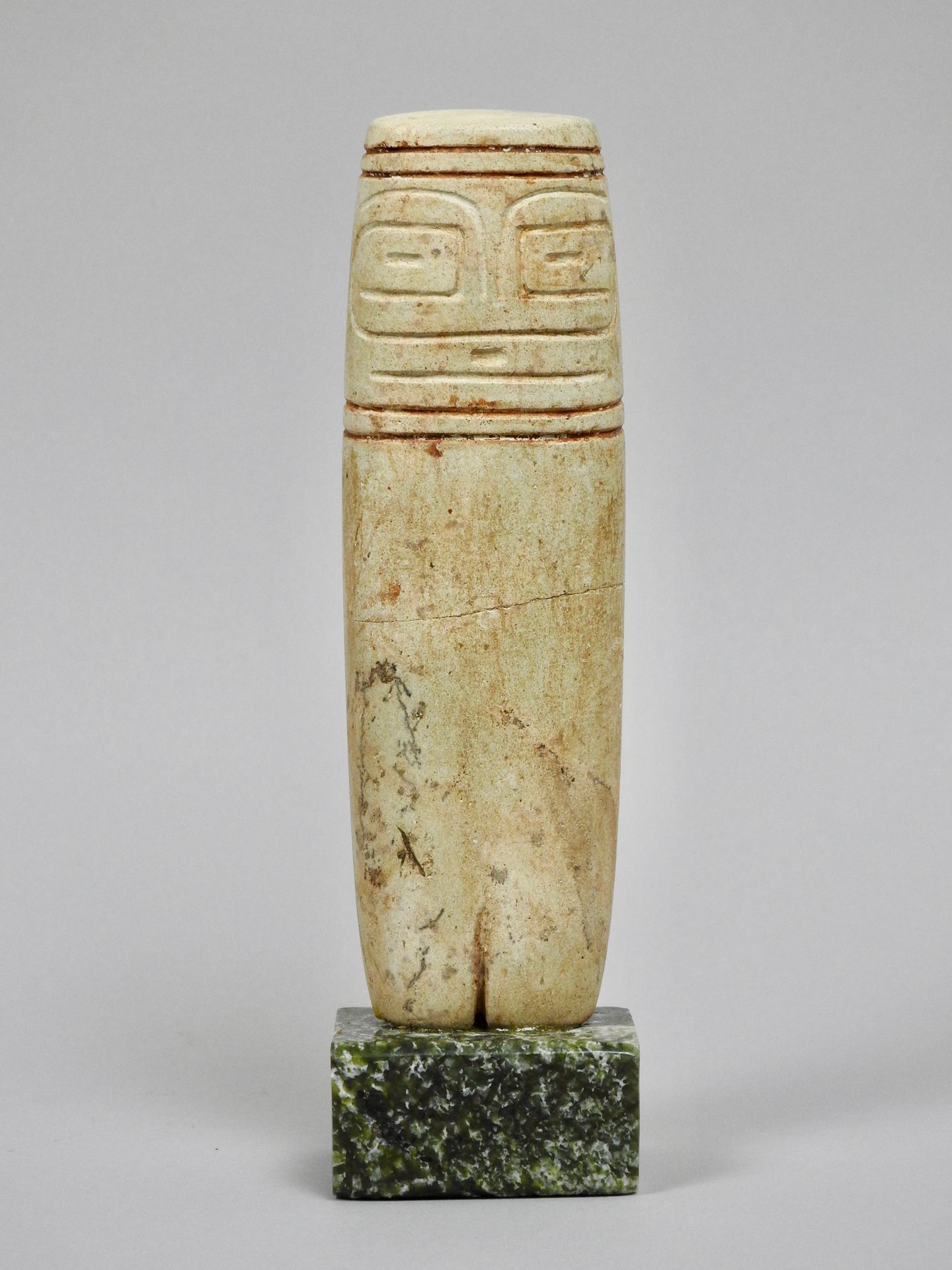 Null 巴尔马文化

斧头偶像母神

刻有示意图线条的石雕，高16.5厘米

断裂和胶合