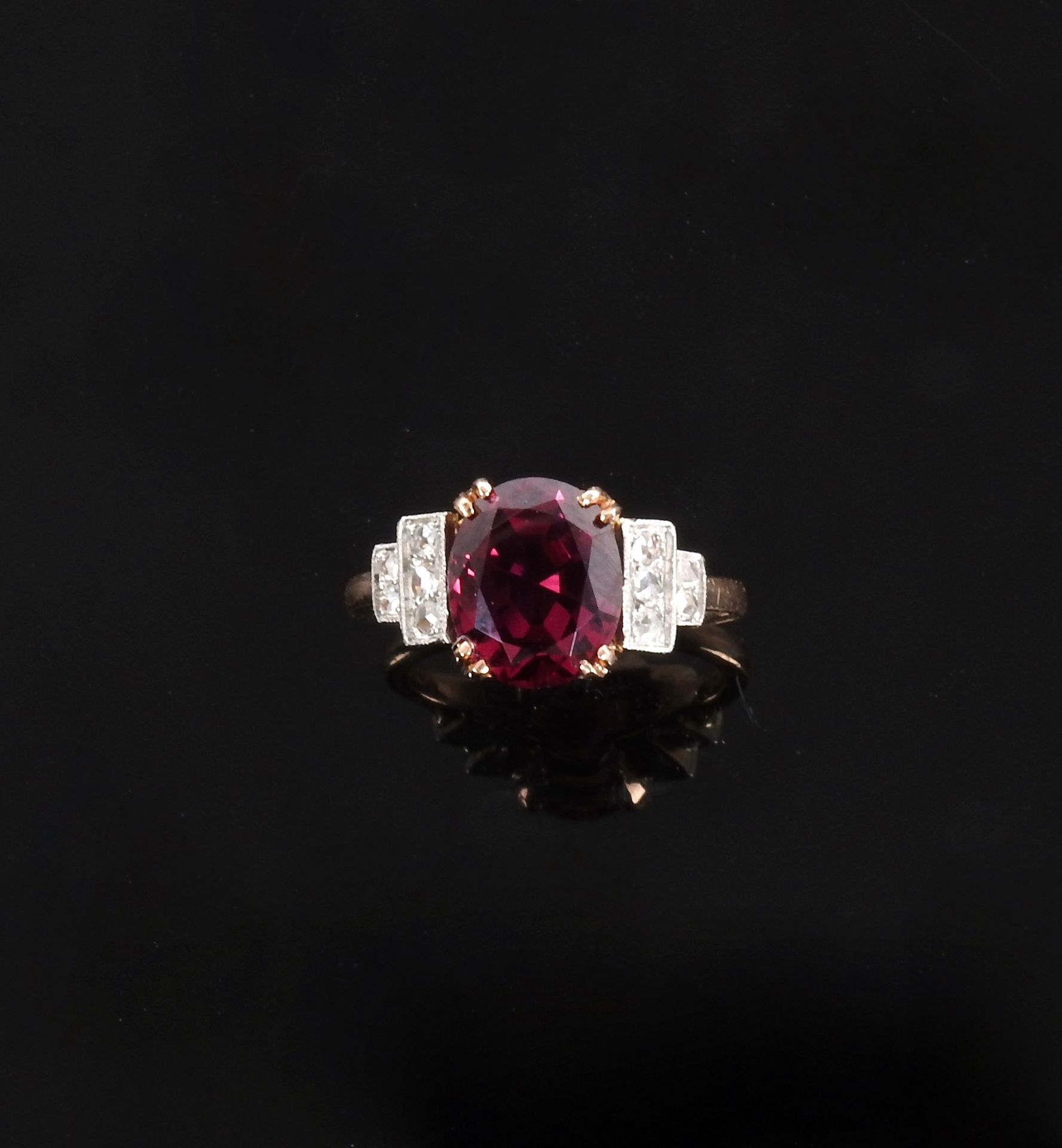 Null 
750毫米白金和900毫米铂金戒指，镶嵌着一颗重达4.20克拉的透明椭圆形红宝石，10 - 9毫米，镶嵌着玫瑰式切割钻石

尺寸：53，重量：5.1&hellip;