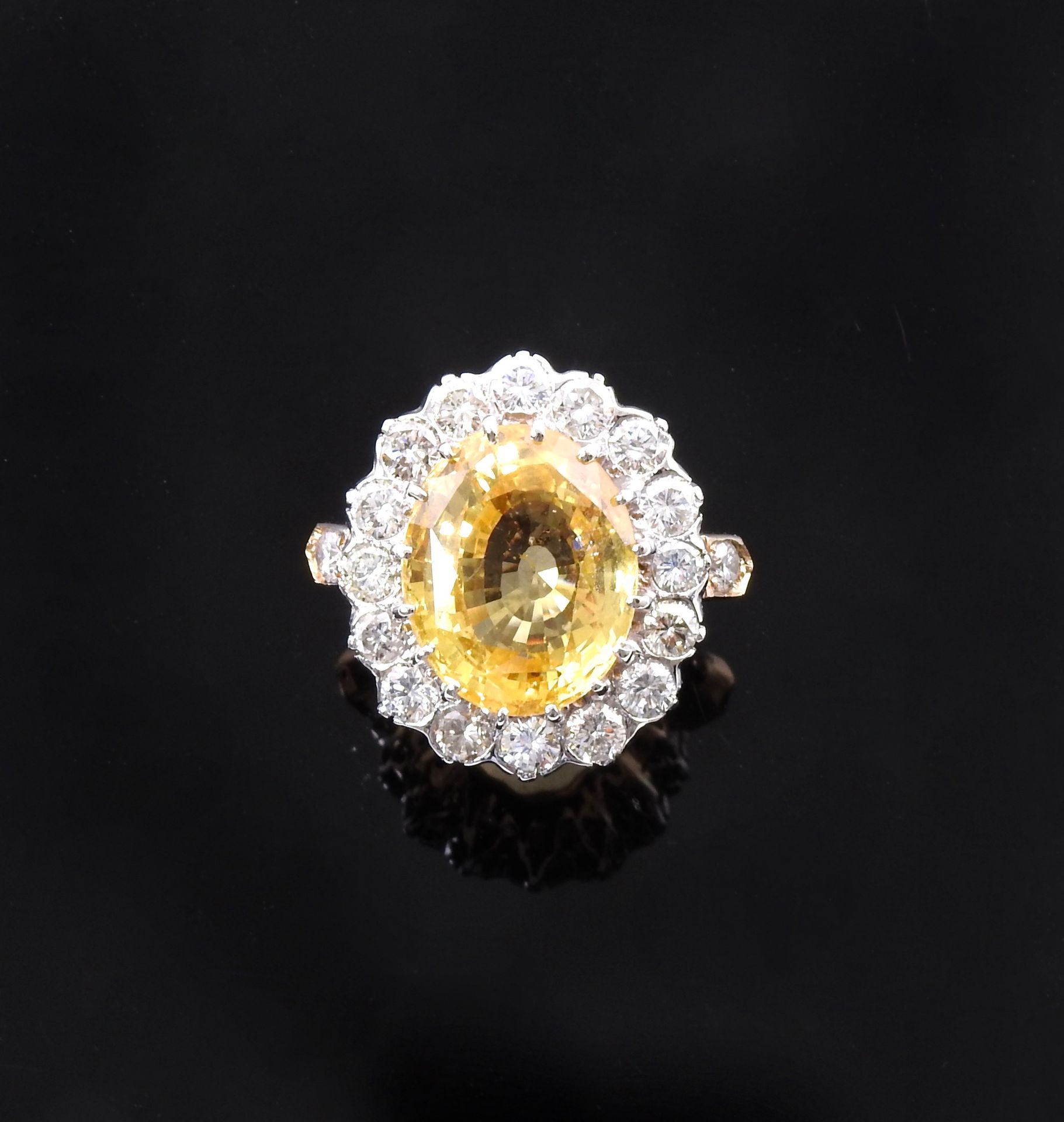Null 
白金和黄金戒指，750毫米，以一颗重14.82克拉的椭圆形黄色蓝宝石为中心，15.53 - 12.59 - 7.94毫米，附有巴黎GEM实验室的证书&hellip;