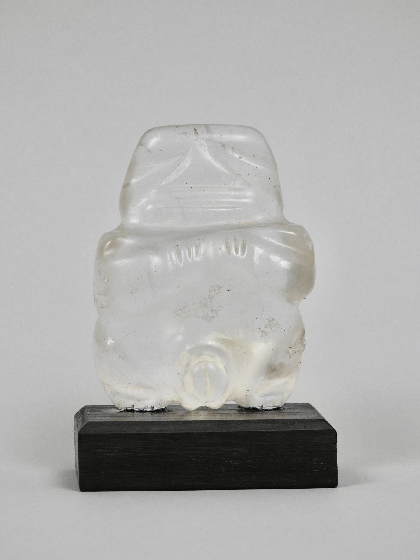 Null 卡利马或更晚的文化 男性生殖偶像 透明的岩石晶体

高8.5厘米