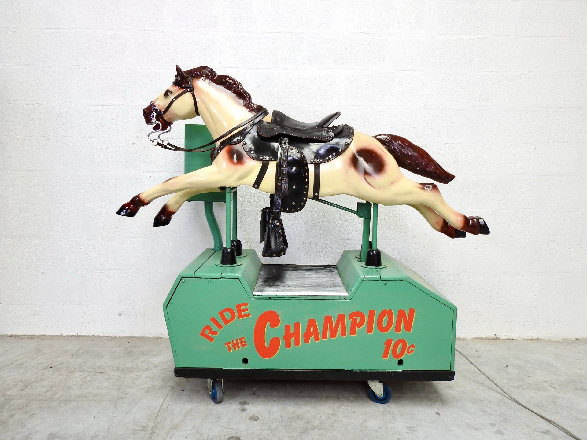 Null 拱廊马 "巴利骑行冠军

美国，1953年。

喷漆的金属马，原始的皮革马鞍和木质结构，配备其220w的动画系统，连接到投币机上。非常好的条件

完全&hellip;