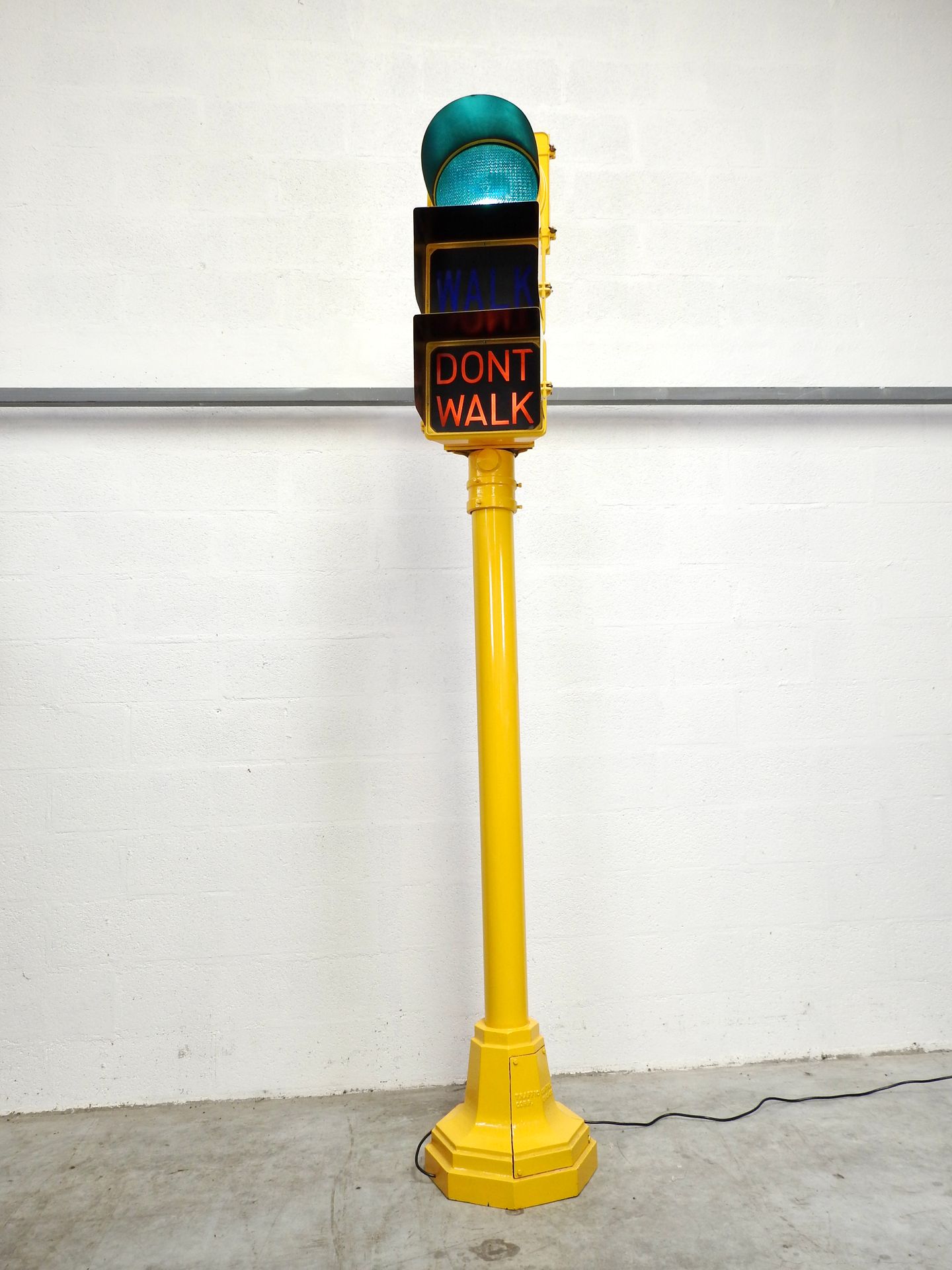 Null 走路/不走路 "的人行横道灯。

美国，芝加哥市，1960年代

金属结构，铸铁的八角形底座和脚，有一个可固定在地面上的活门，上面写着 "芝加哥市"。&hellip;