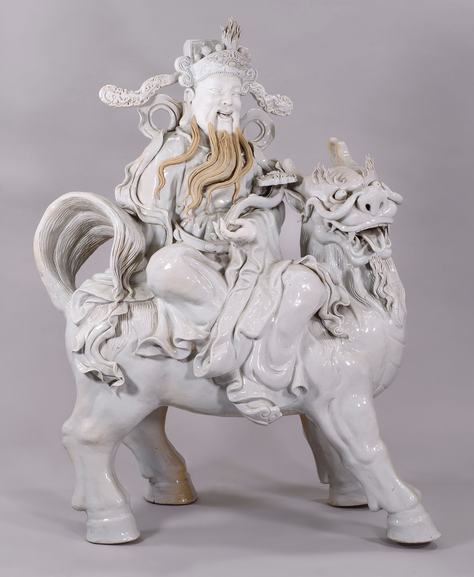 Null 中国，清朝时期

大型中国白瓷组

它表现了一个衣着华丽的圣人骑着一只狮子头和牛腿的神奇动物。

高100，宽80厘米