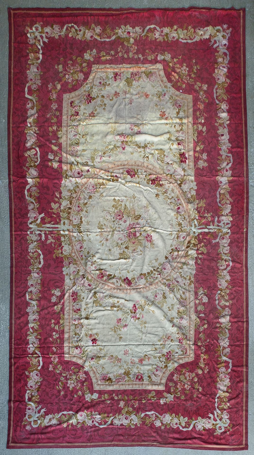 Null 奥布松，拿破仑三世时期

大型精细挂毯，框架内装饰有粉色调的花朵，葡萄酒色的花边

600 x 300 cm

8厘米处有轻微撕裂