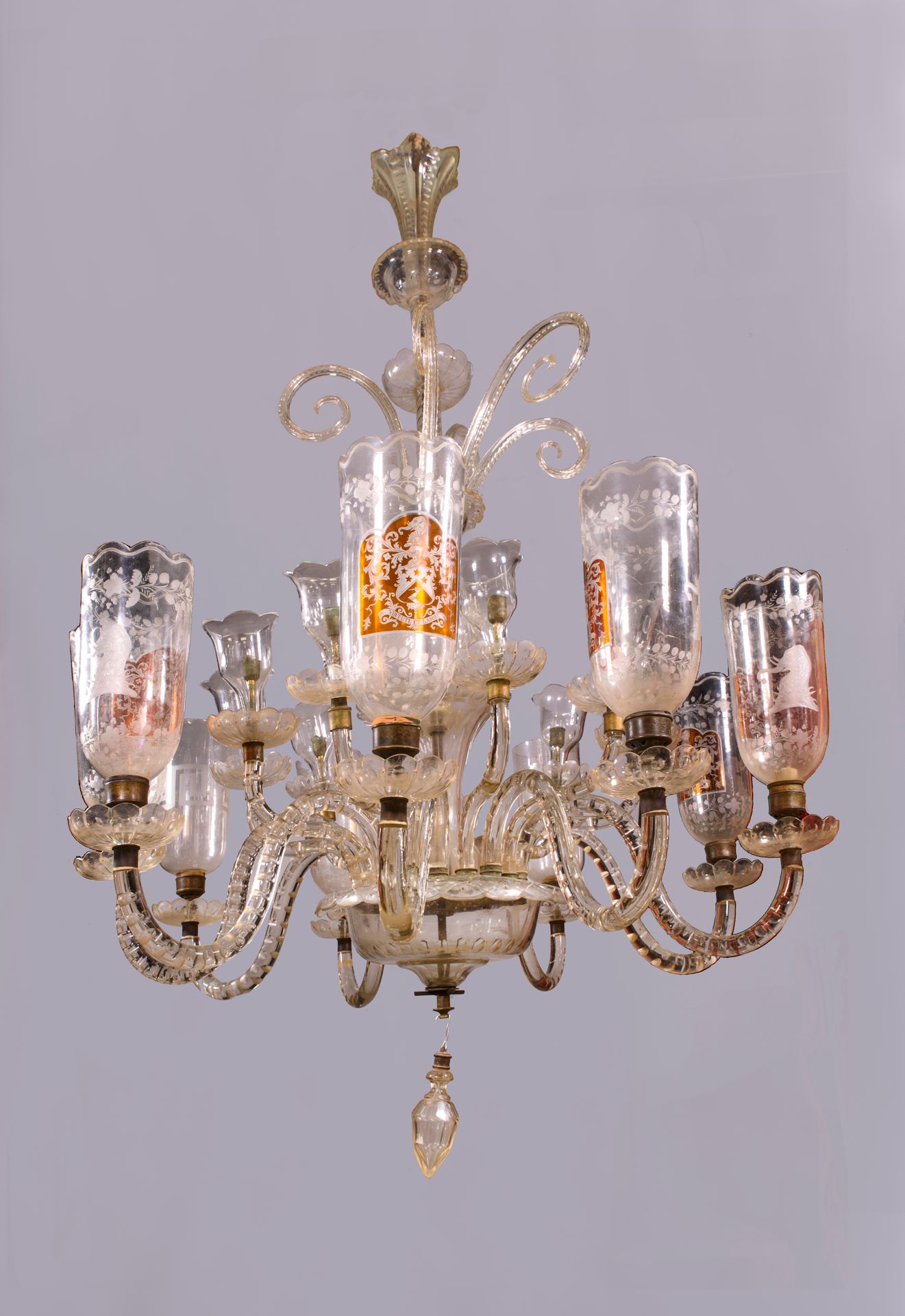 Null 英国，19世纪下半叶，奥斯勒家族的作品

大型切割和雕刻的水晶吊灯，两层同心的十八个扇形灯。 大碗上装饰着酒色的纹章

潘皮