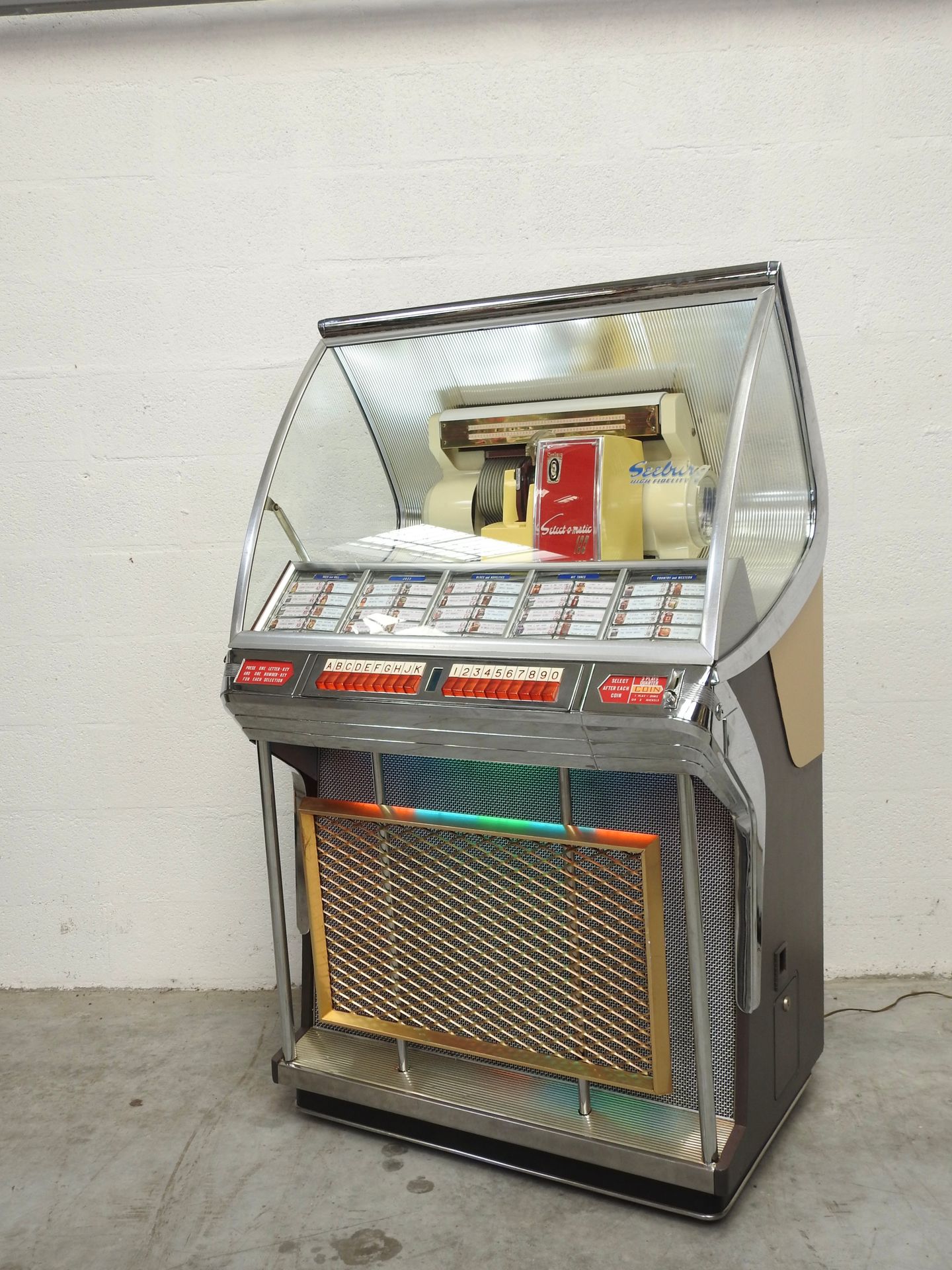 Null JUKEBOX

SEEBURG 100 J型，美国，1955年

喷漆的木箱，镀铬和抛光的金属框架。

在一个滑架上的可见机制，允许播放两侧的

4&hellip;