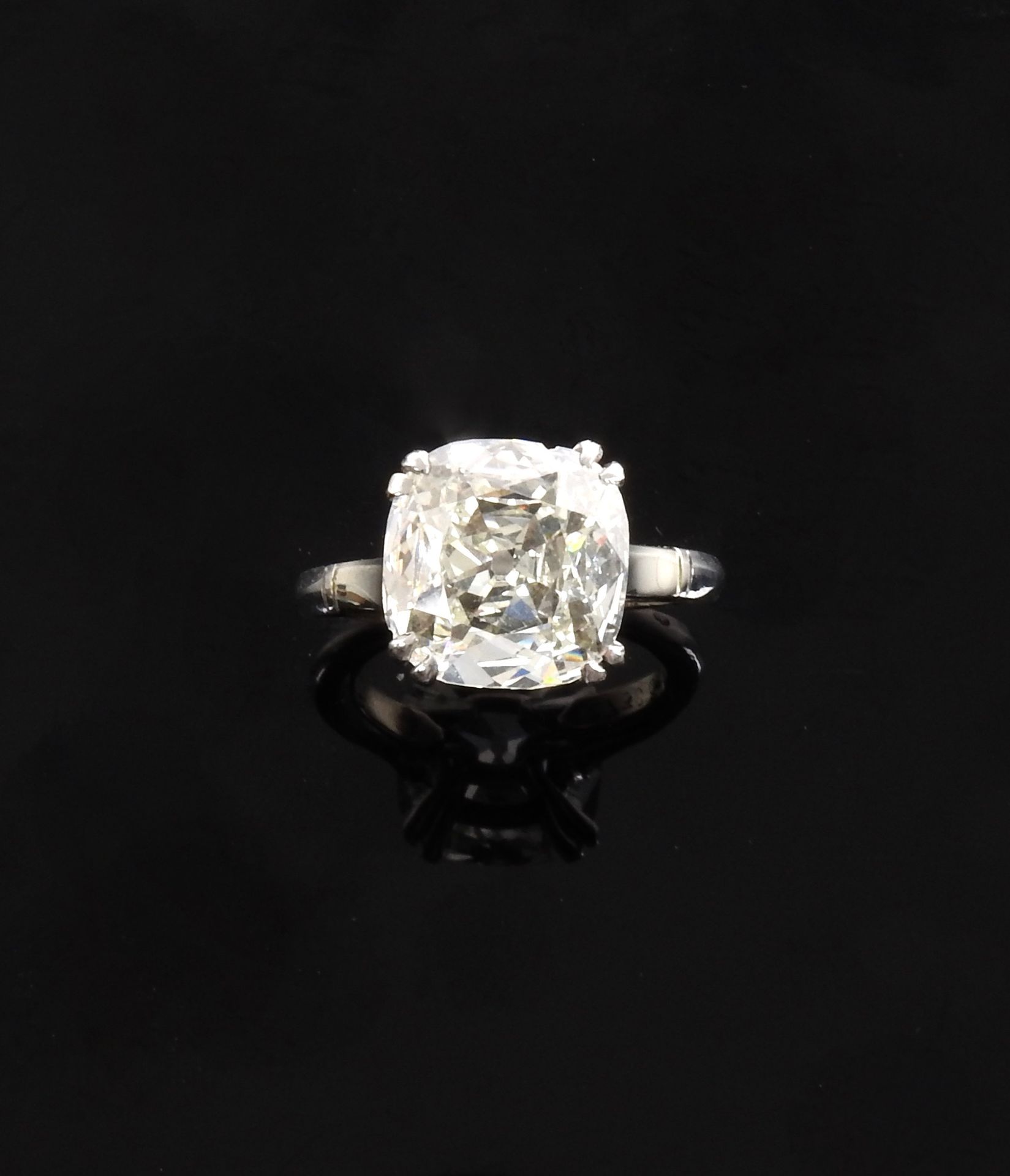 Null 
V.C.A., Solitaire ring in platinum 900 MM, set with an old cushion-cut dia&hellip;