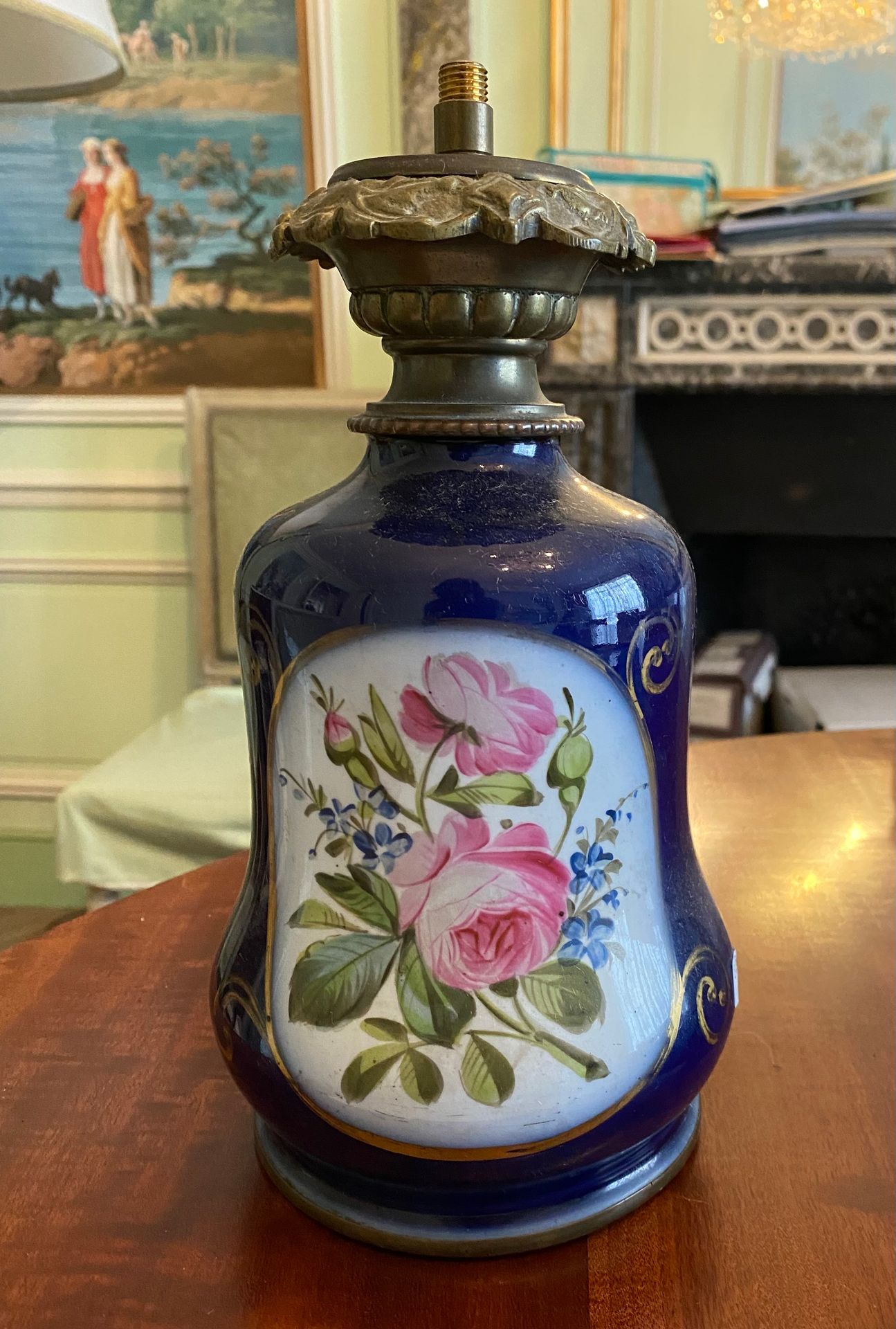 Null Lampe en porcelaine de Paris fond bleu a décor de fleurs dans des cartouche&hellip;