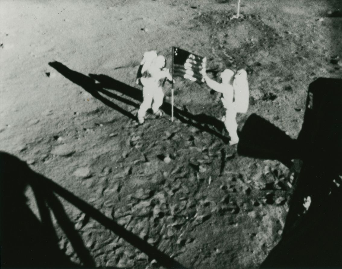 NASA NASA. Mission Apollo 11. Unique photographie montrant rassemblés sur le sol&hellip;