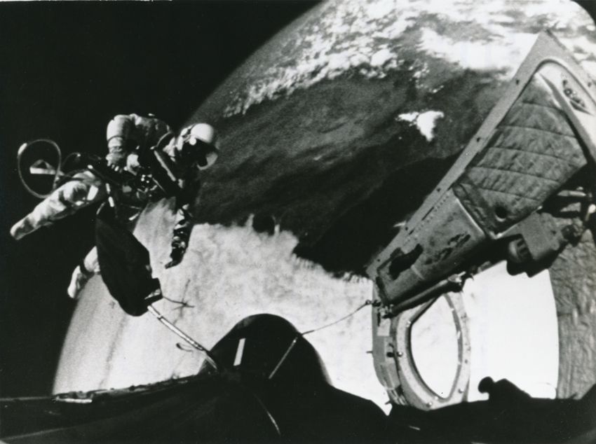 NASA Nasa. Mission GEMINI-TITAN 4. L'astronaute ED WHITE réalise sa spectaculair&hellip;