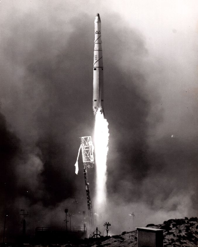 NASA Nasa - US Air Force. Décollage d'une fusée de première génération. Circa 19&hellip;
