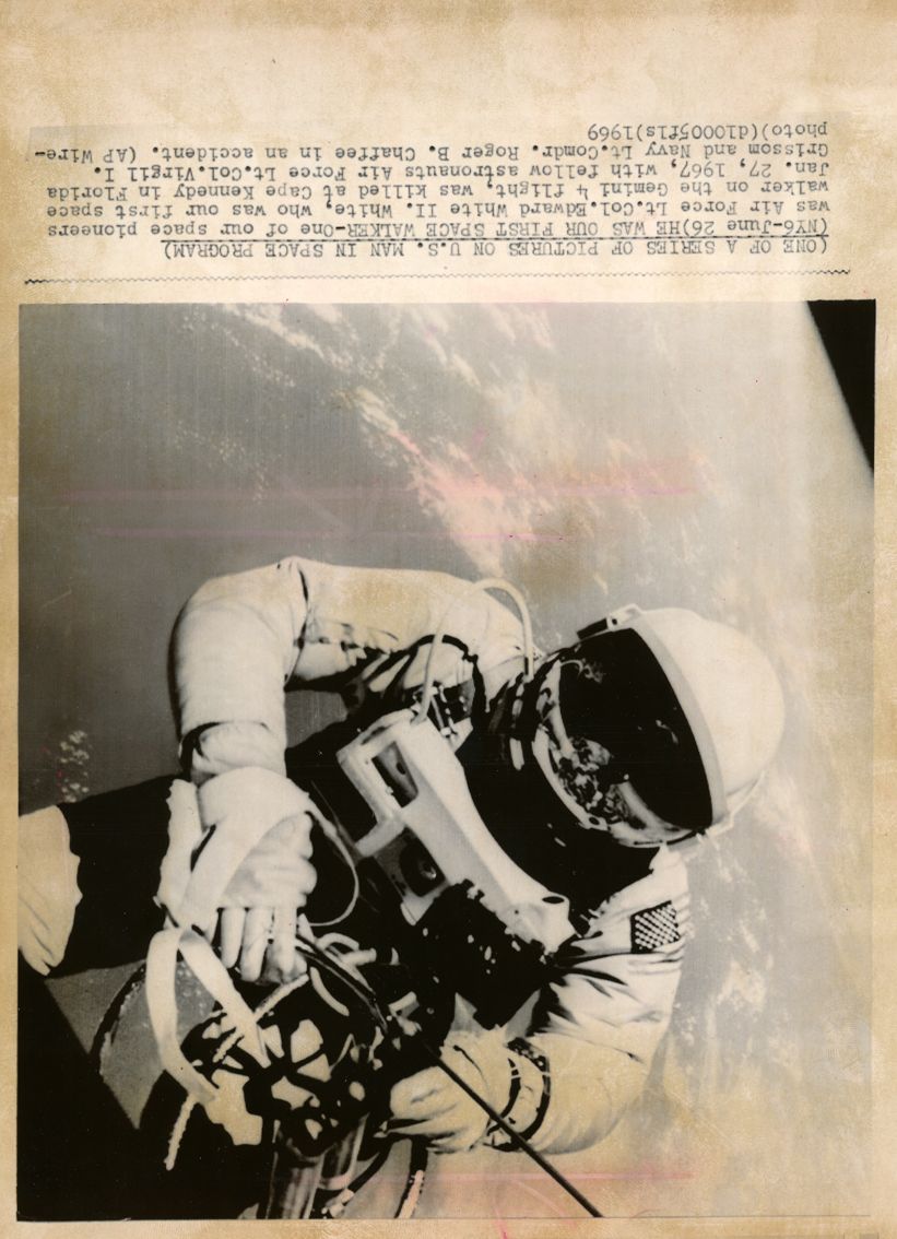 NASA 美国国家航空航天局。Misison Gemini 4.历史性的照片。宇航员艾德-怀特在地球仪前独自漂浮在太空中，并在1965年6月成为第一个进行太空行&hellip;