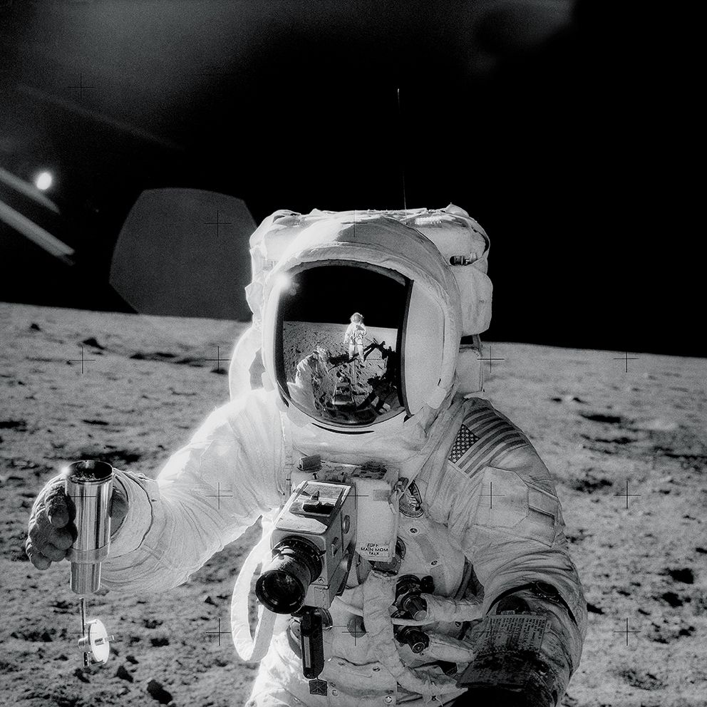 NASA Nasa. GRAND FORMAT. L'astronaute d'Apollo 12, Alan Bean, tient un conteneur&hellip;