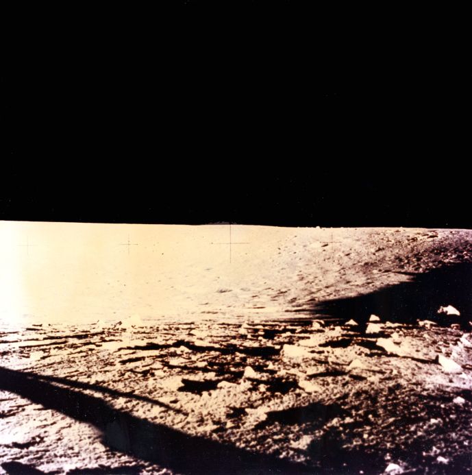 NASA Nasa. Apollo 12. Observation d'un cratère lunaire. Décembre 1969. Tirage ch&hellip;