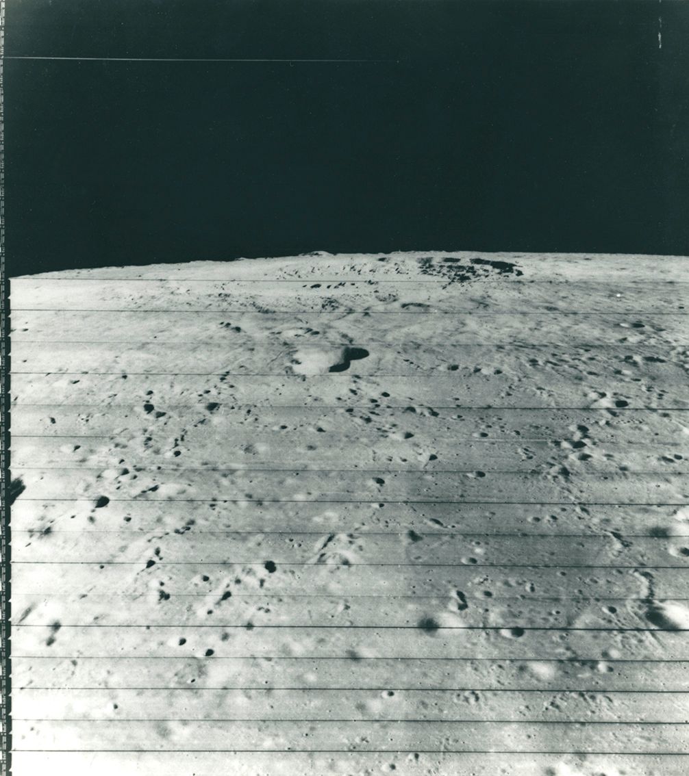 NASA Nasa. Mission LUNAR ORBITER II. Belle vue du sol lunaire avec au bord de l'&hellip;