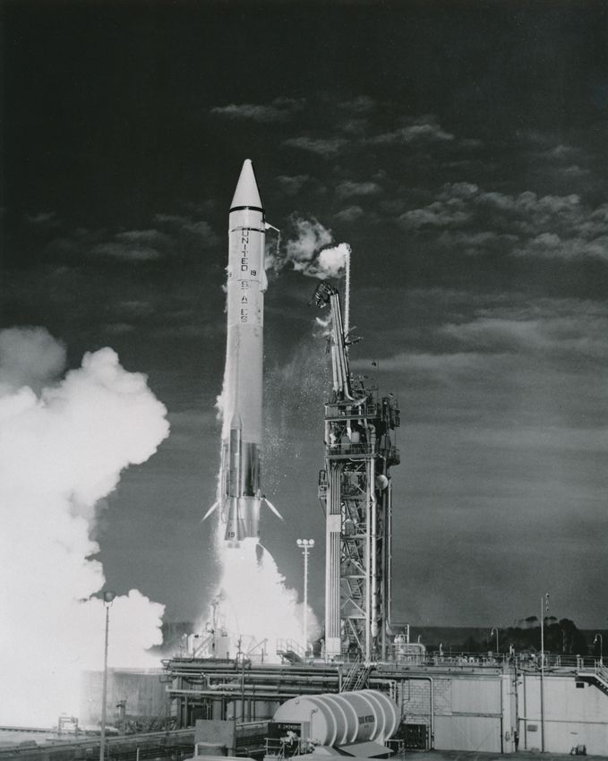 NASA 美国国家航空航天局。火箭从佛罗里达州的卡纳维拉尔角航天中心起飞。约1950年.期银版画。背面有压印。25.2 x 20.6厘米，有空白。