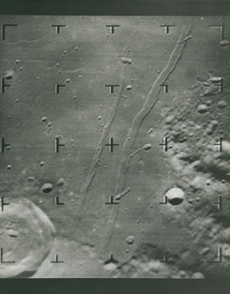 NASA NASA. Photographie du sol lunaire réalisée par la caméra de télévision de l&hellip;