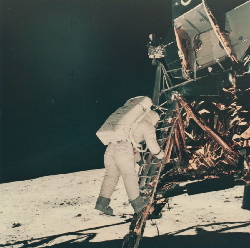 NASA Nasa. Mission Apollo 11. L'astronaute Buzz Aldrin descend du module lunaire&hellip;