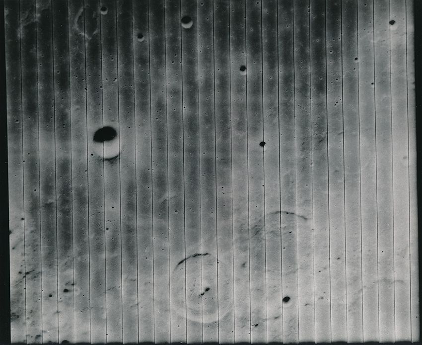 NASA Nasa. Belle vue du sol lunaire depuis la sonde spatiale LUNAR ORBITER. Le p&hellip;