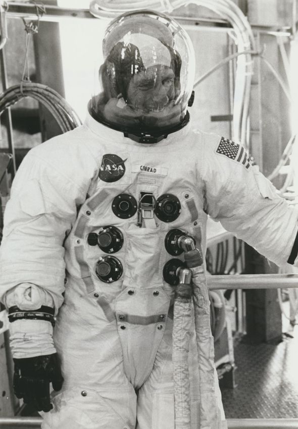 NASA Nasa. Mission Apollo 12. Le commandant Charles Conrad pénètre dans la chamb&hellip;