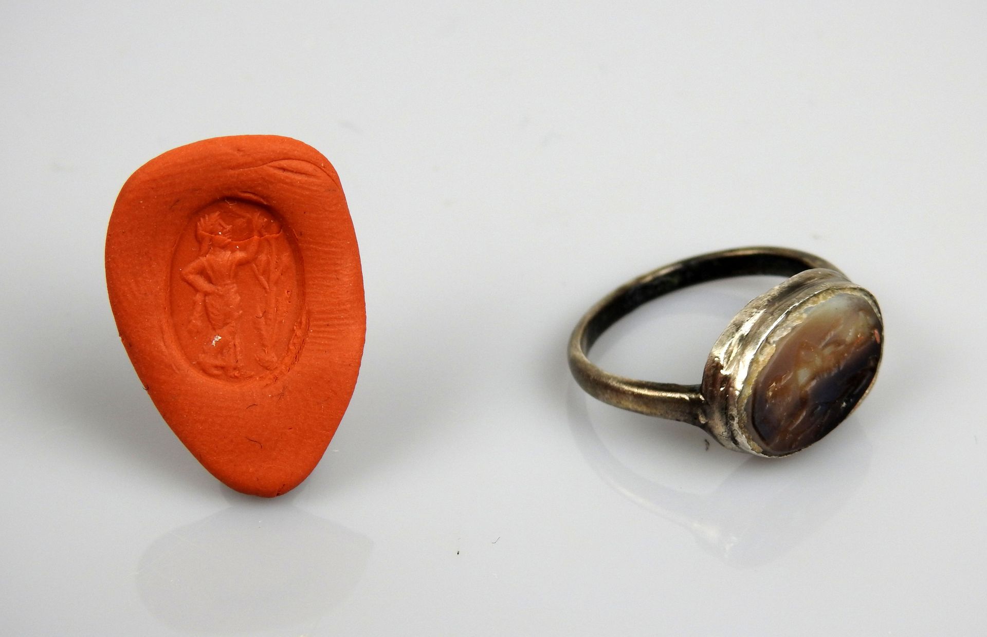 Null Hermoso anillo con calcografía que representa a un hombre sosteniendo un el&hellip;