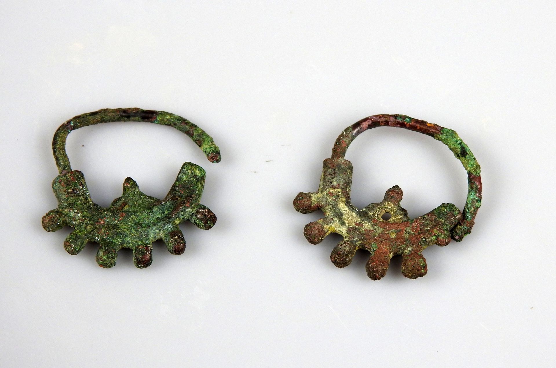 Null Coppia di orecchini

Bronzo 2,5 cm

Antico bacino del Mediterraneo