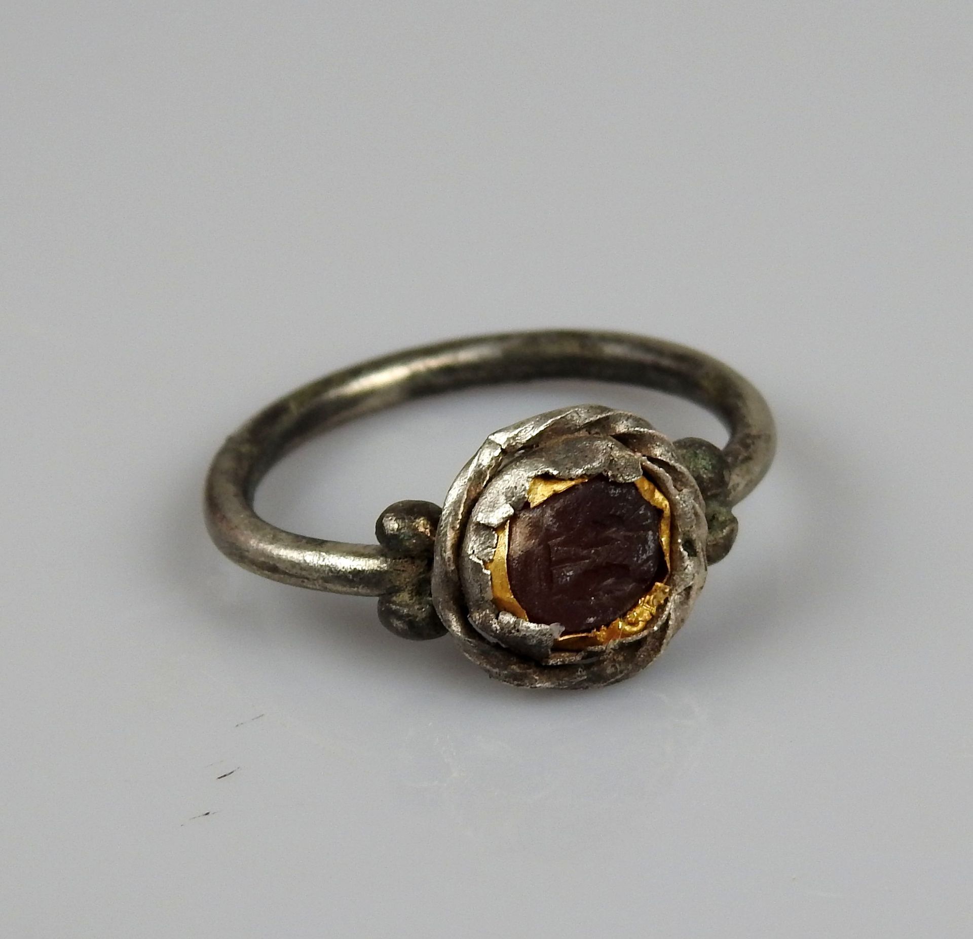 Null Ring mit Stichtiefdruckdekoration, die Fische in einem Cabochon darstellt, &hellip;