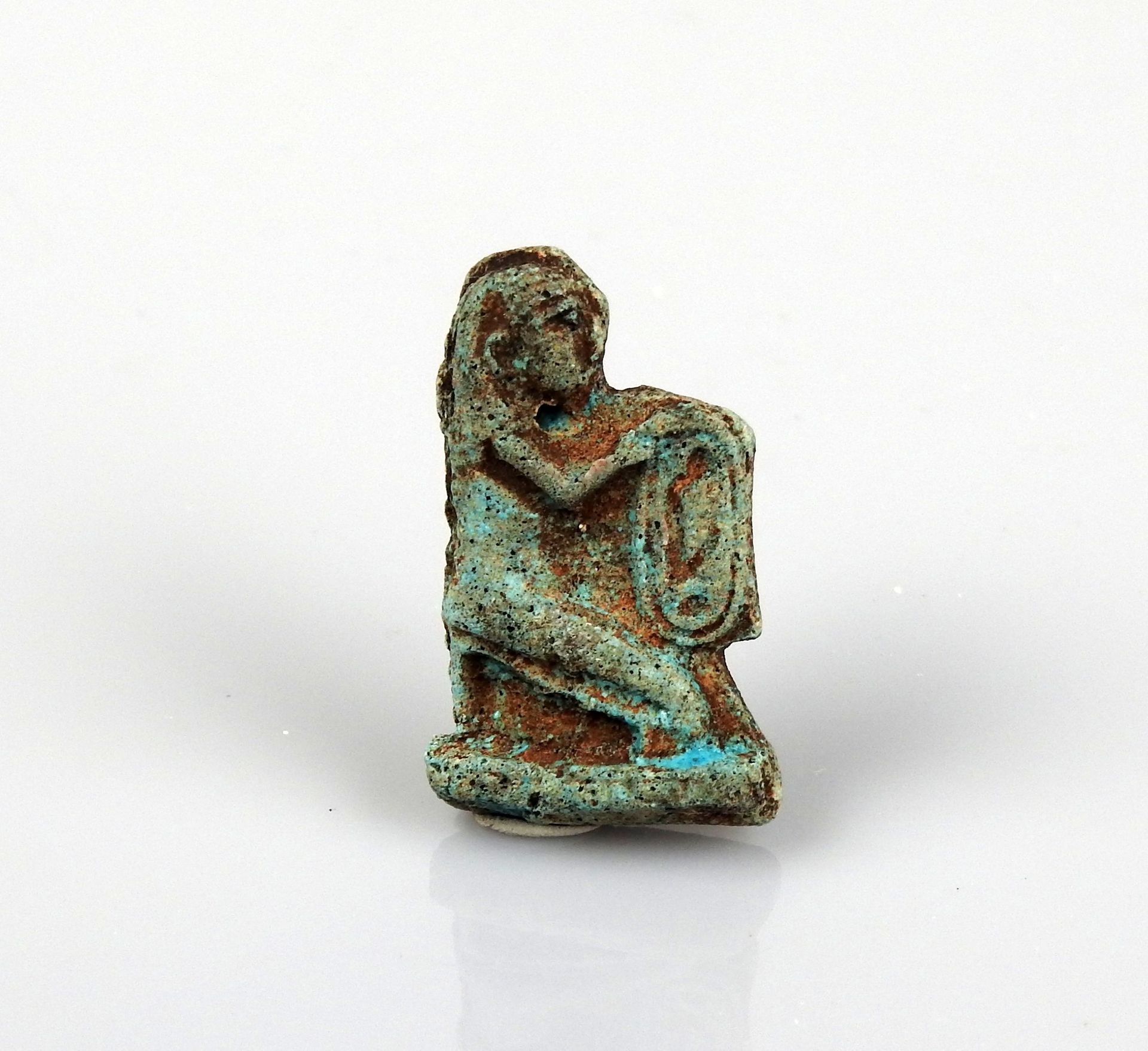 Null Amulett, das eine Figur darstellt, die eine Kartusche trägt

Fritte 3,1 cm
&hellip;