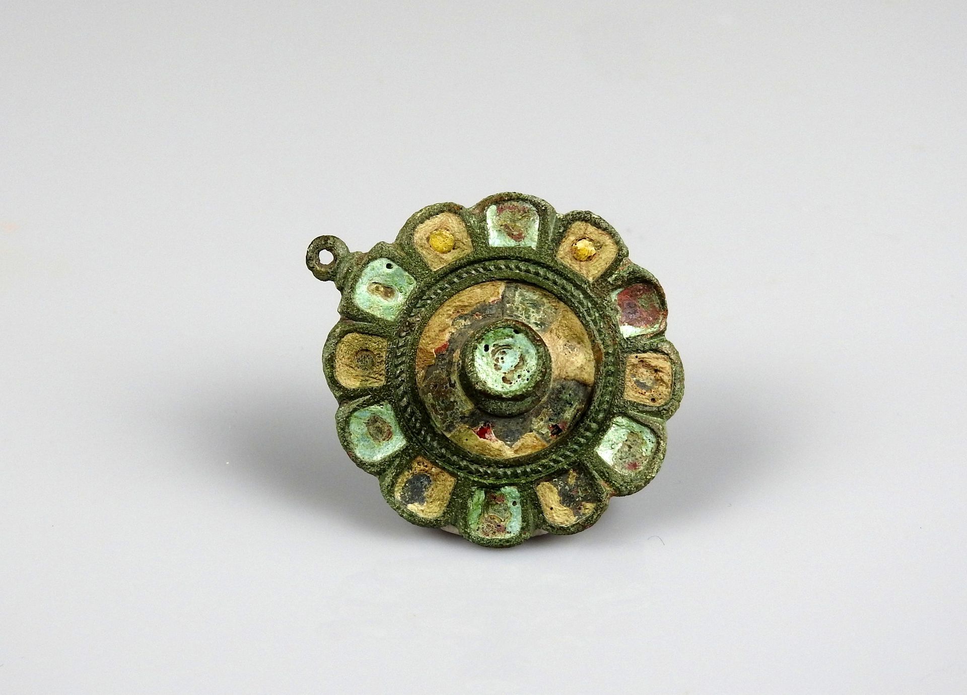 Null Green and pink enamelled circular geometrical fibula

Bronze 4 cm

Roman pe&hellip;