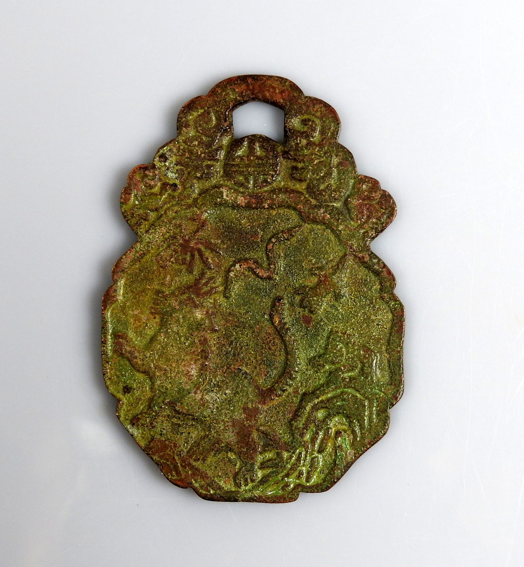 Null Amulette représentant un sage sur un cheval et un animal de l’autre

Bronze&hellip;