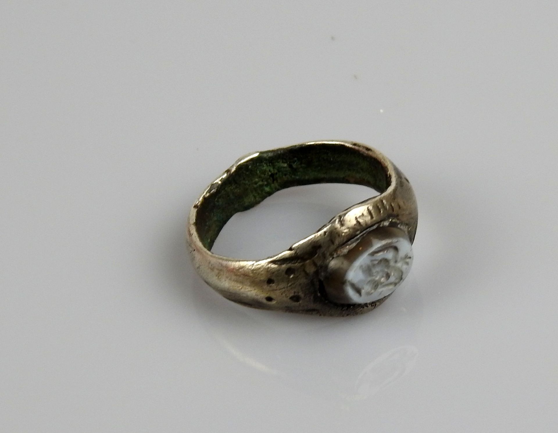 Null 凹刻装饰的戒指，代表一个政要，上面有一颗星星

银指尺寸48

罗马时期