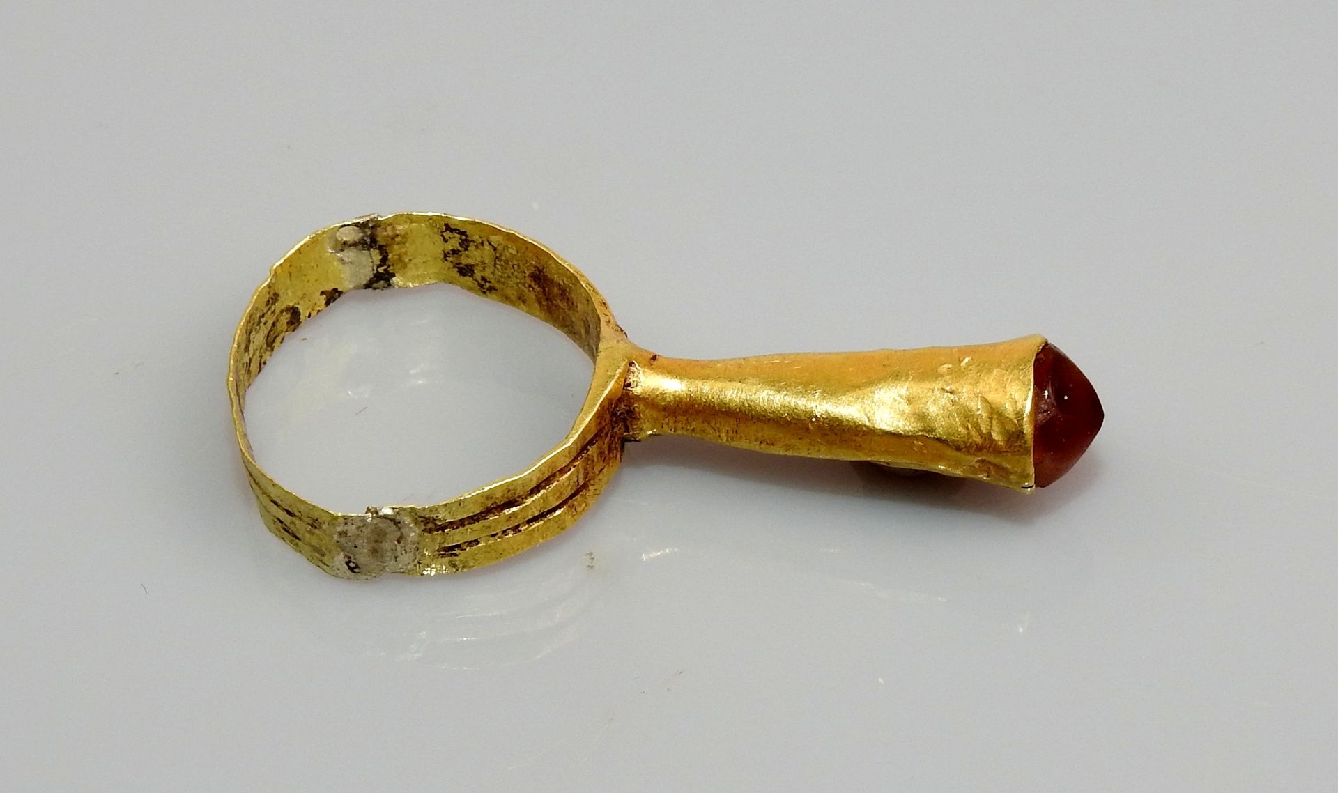 Null Tubular ring with a stone at its end

Gold, and agate ring probably restore&hellip;