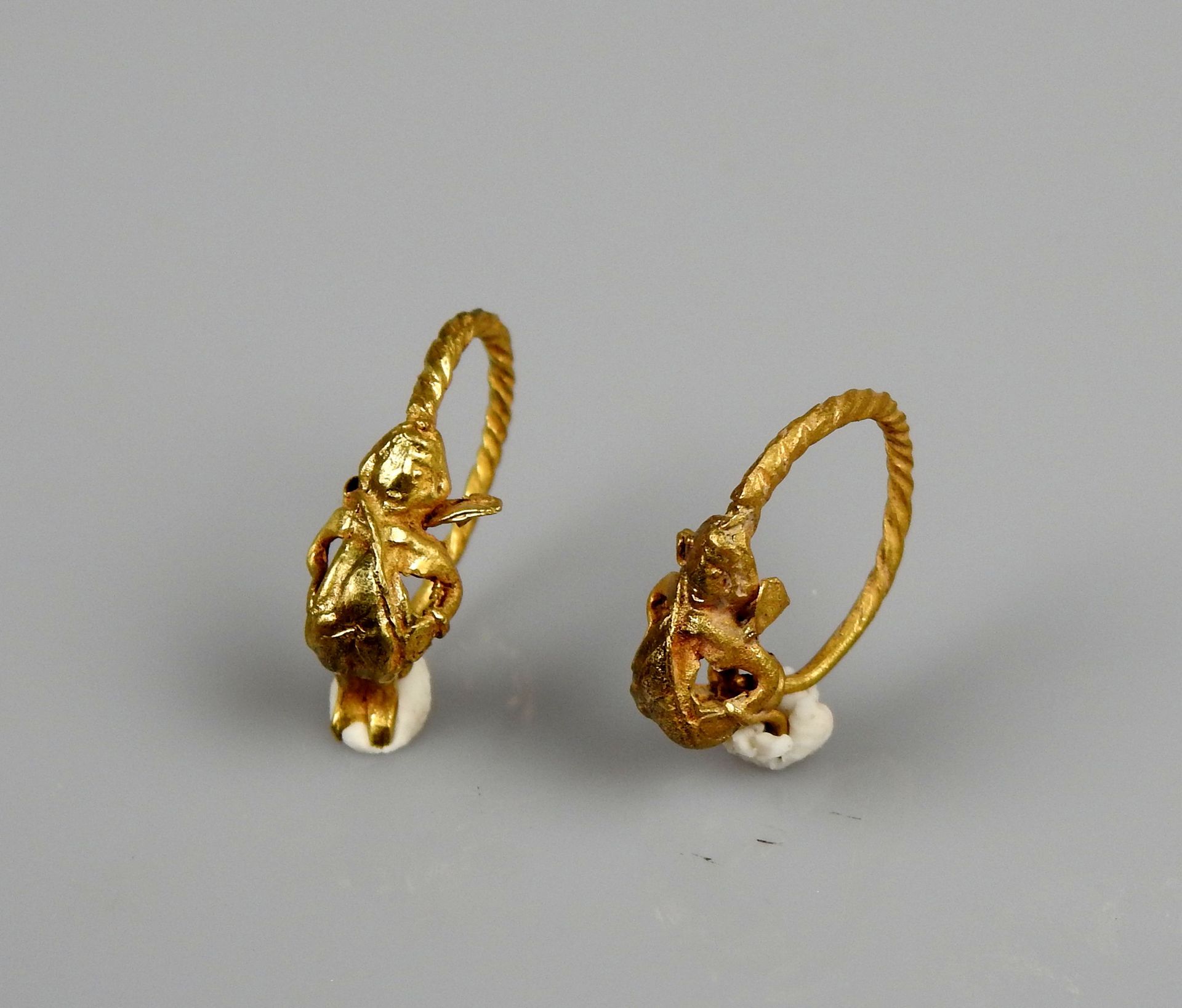 Null Pair of earrings decorated with Eros surmounted by a circular element, hand&hellip;
