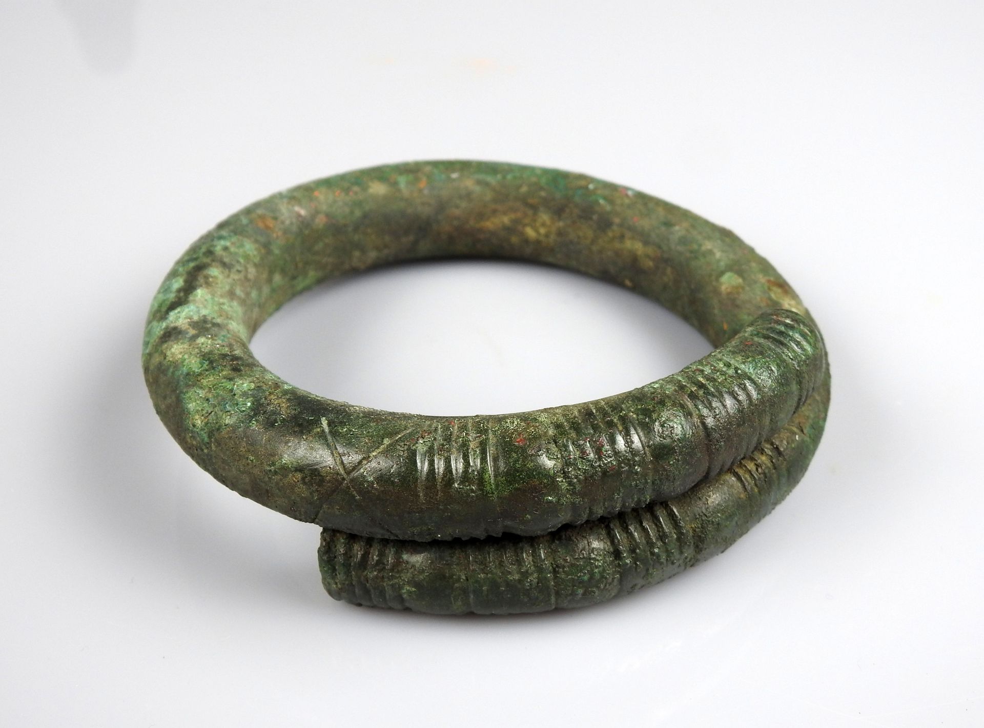 Null 带有几何装饰的大型实心扭结手链

前19世纪某省著名人士的收藏

青铜9.5厘米

青铜时代晚期