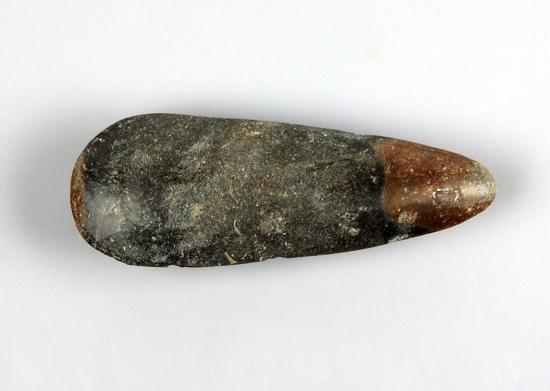 Null 形状有趣的双色抛光斧头

黑色和棕色石头12.5厘米

可能是波利尼西亚