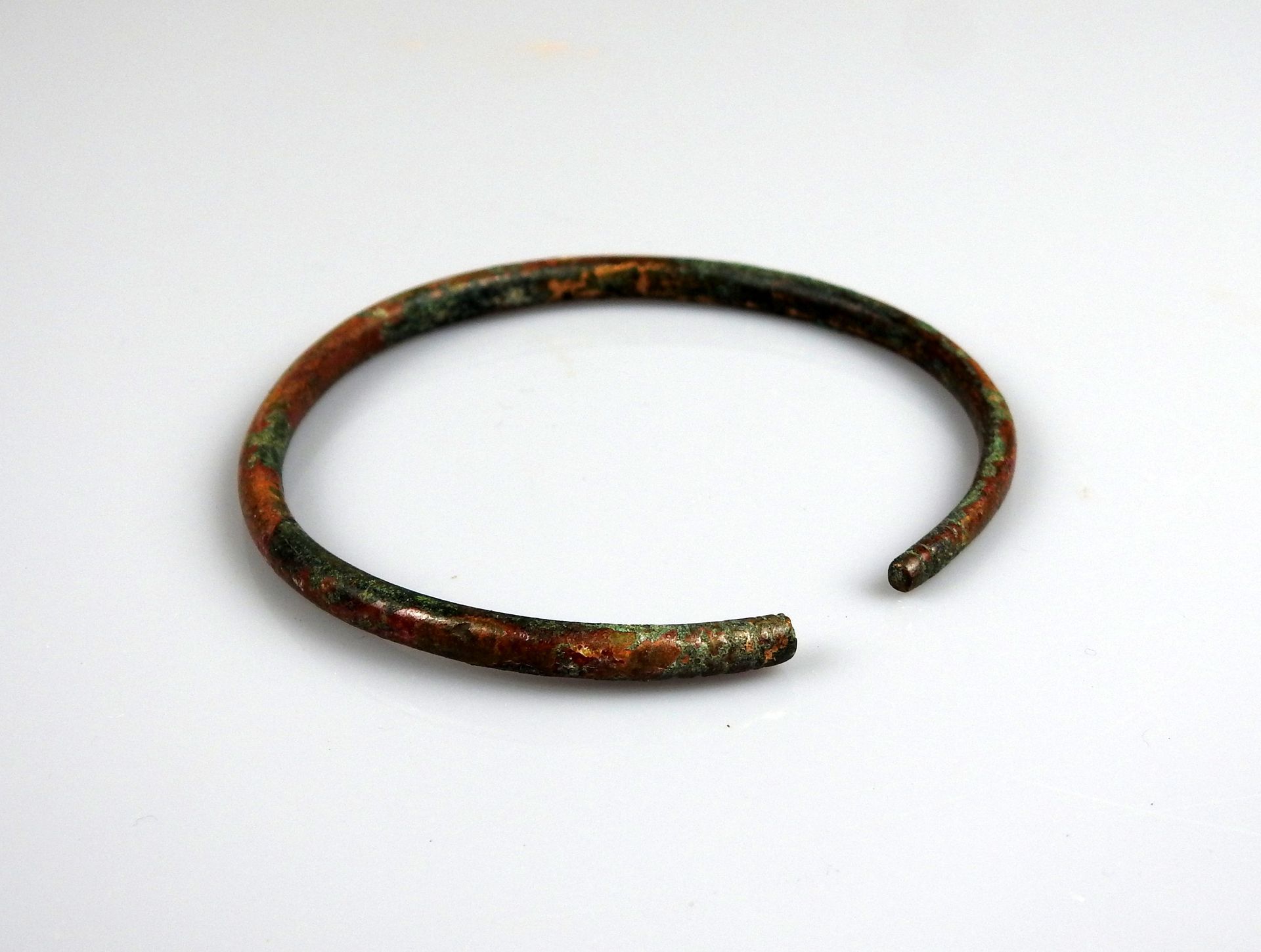 Null Bracelet se terminant par un léger décor géométrique de traits

Bronze 7 cm&hellip;