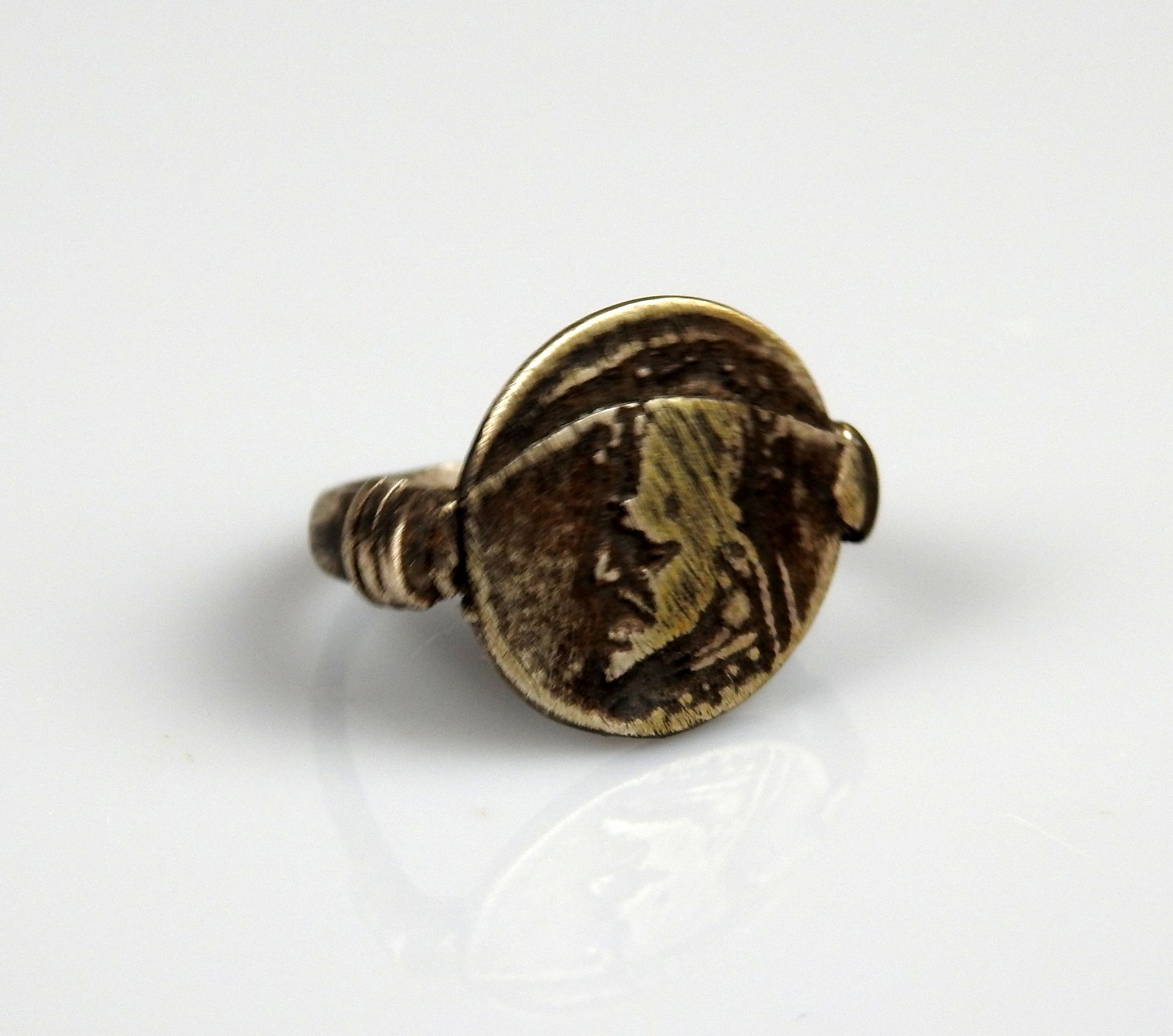 Null Ring decorated with a profile of a Sassanid king

Finger size 52

Modern wo&hellip;