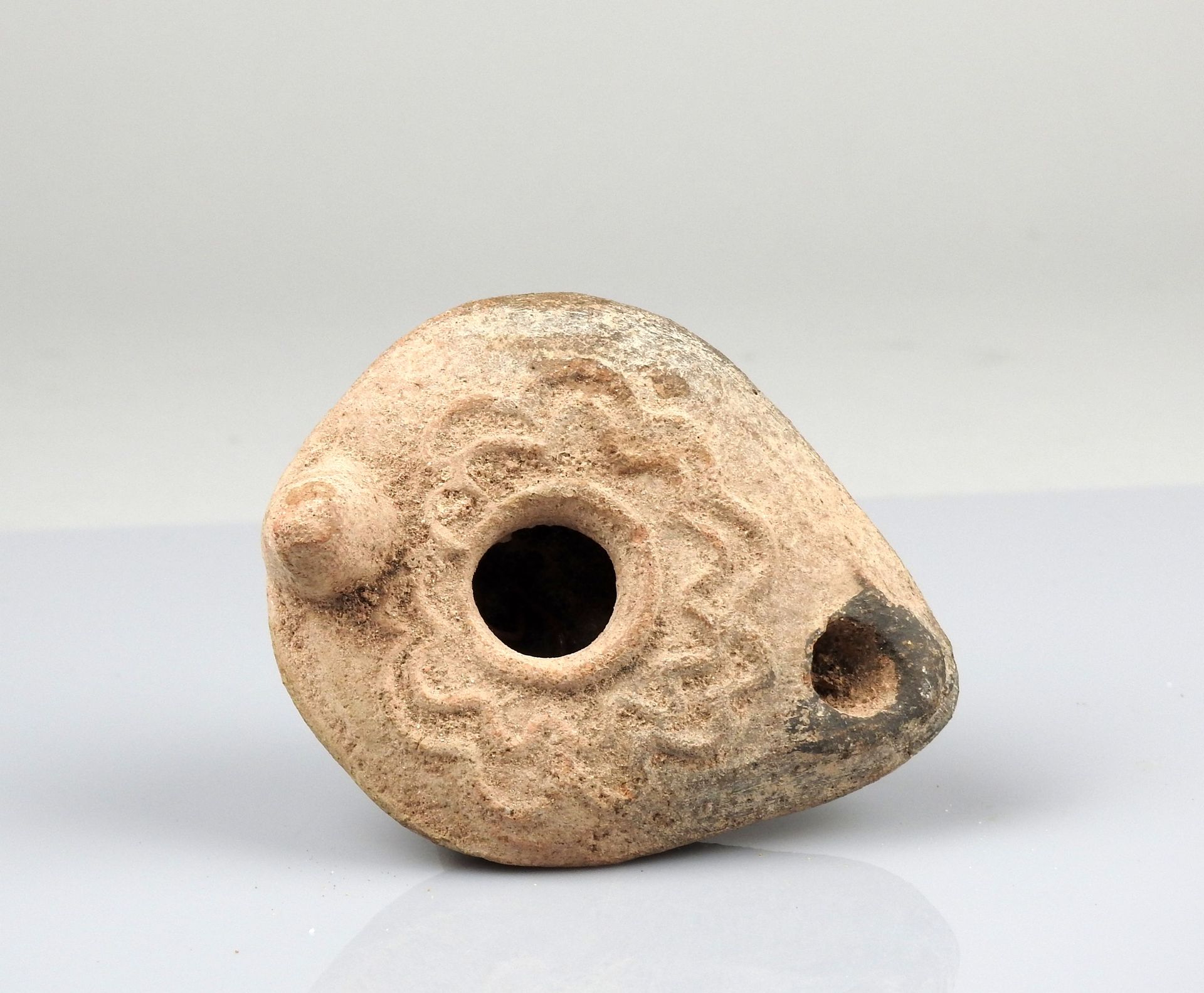Null Lampe à huile à décor géométrique ondulé

Terre cuite 8 cm

Période romaine