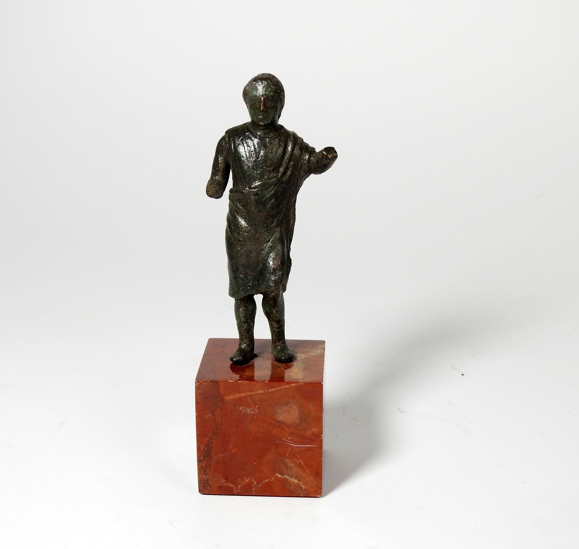 Null Seltene Statuette eines römischen Senators, der eine Toga trägt

9,3 cm

Rö&hellip;