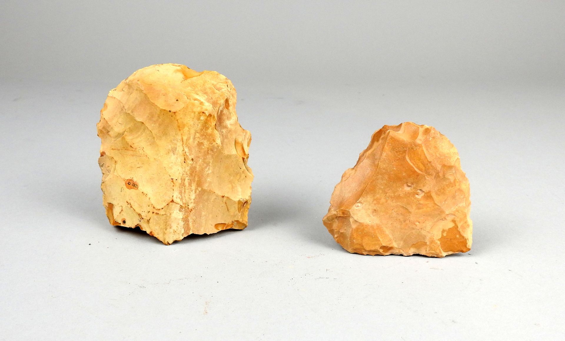 Null Conjunto de dos herramientas, raspador y fragmento de hacha tallada

Flint &hellip;