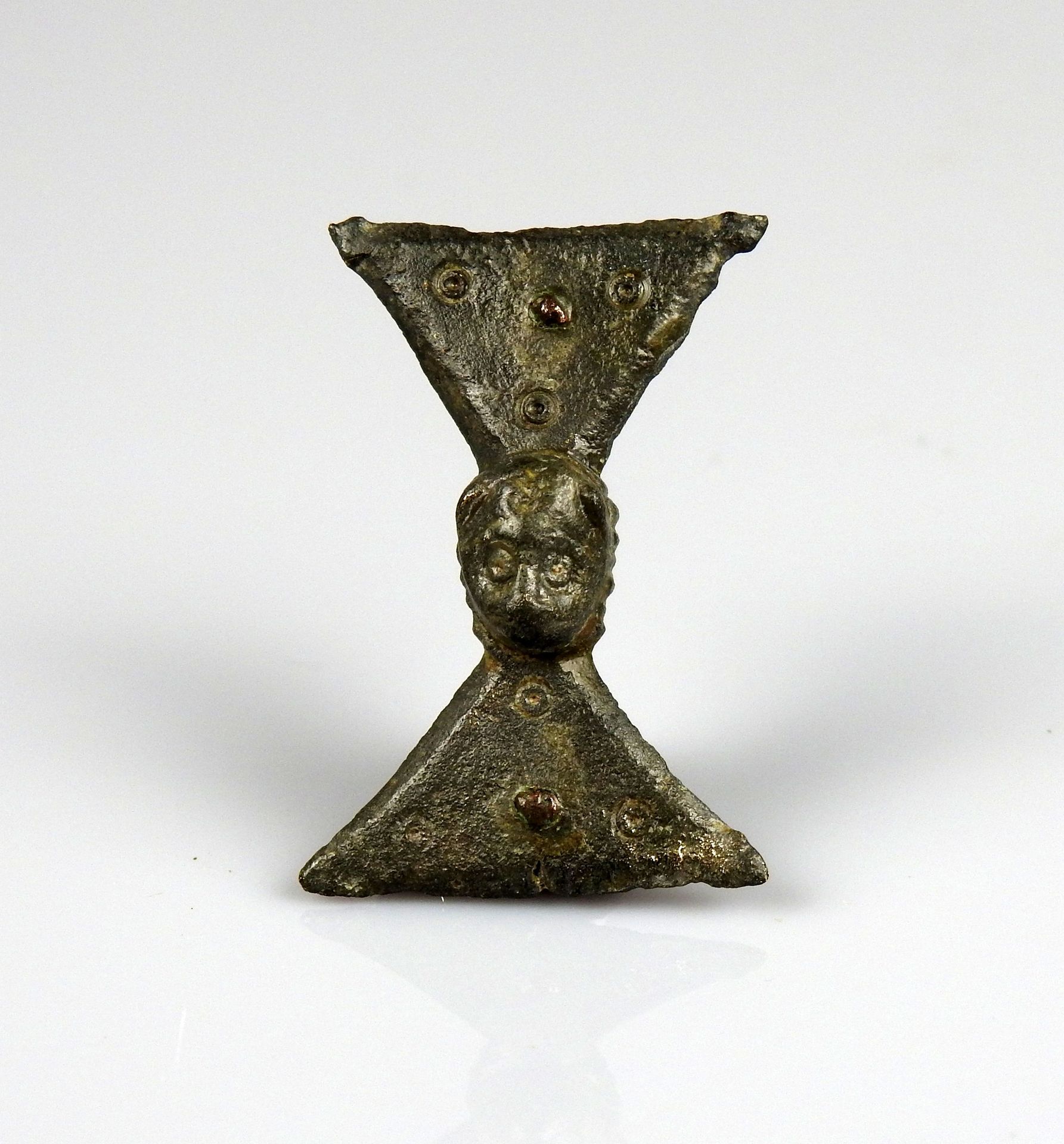 Null Rautenförmige Fibel mit Tierkopf, Bär

Bronze 3,7 cm

Römerzeit, Osteuropa