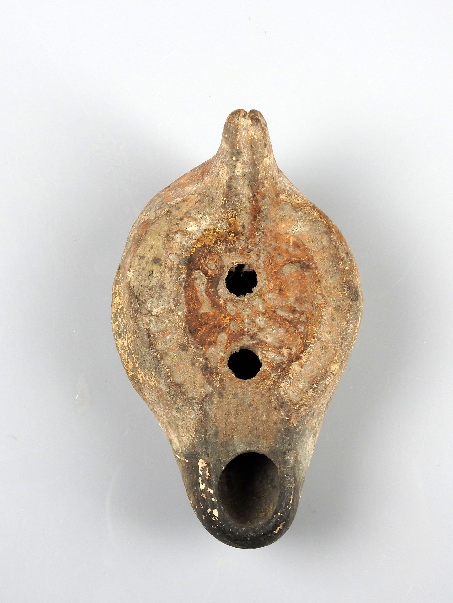 Null 带有通道和双鸟设计的油灯（罕见的设计）。

前任大人物收藏

陶器10厘米

罗马时期 IV-V世纪